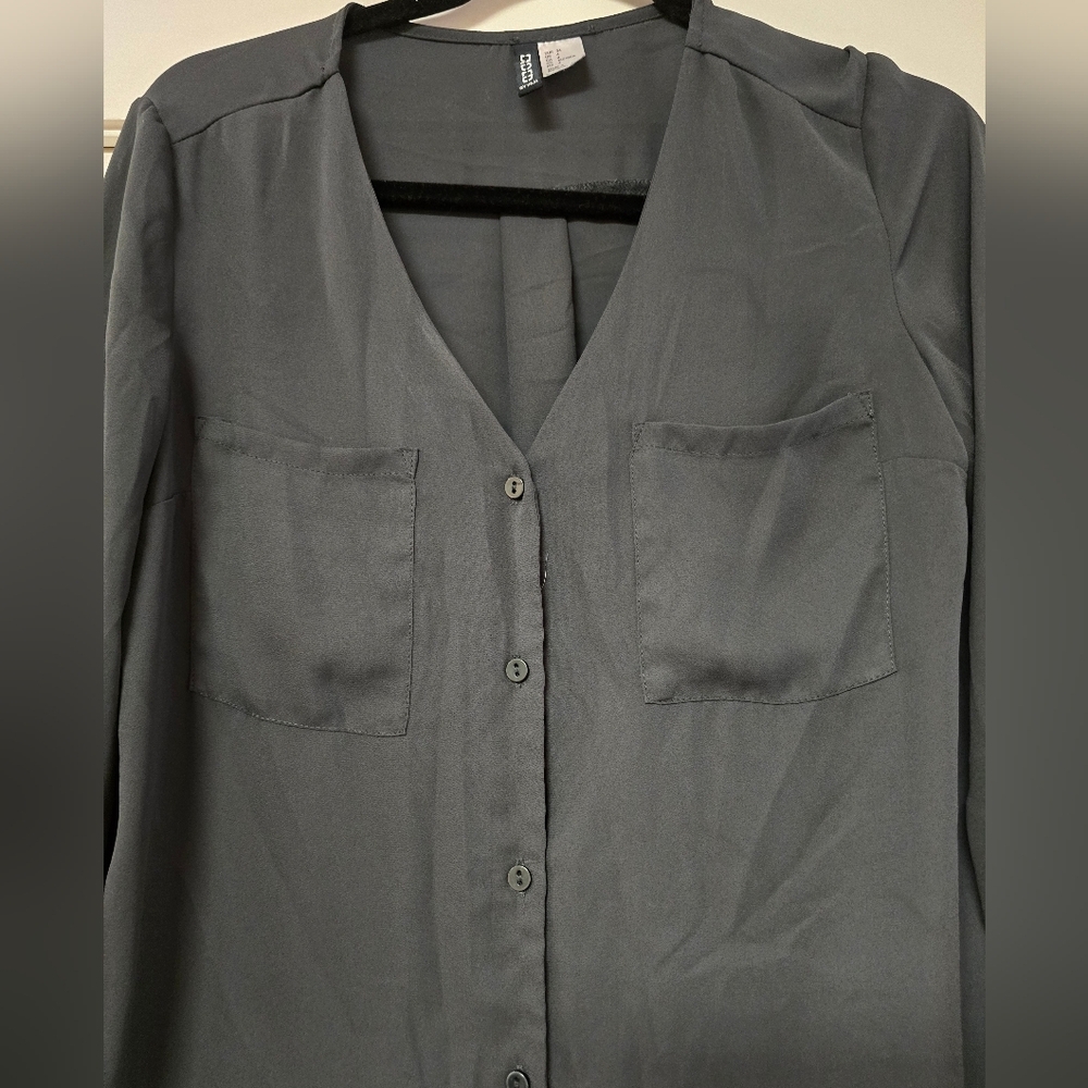 Divided by H&M - Greyish Green Lightweight Classic Long-Sleeve Button Top - Picture 3 of 3